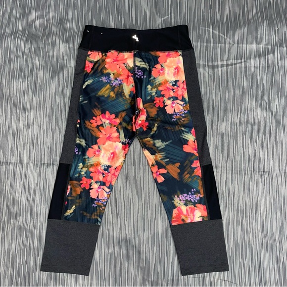 Joy Lab NWOT! Capri Active Black/Multi Floral Print Legging Size M - Picture 8 of 13